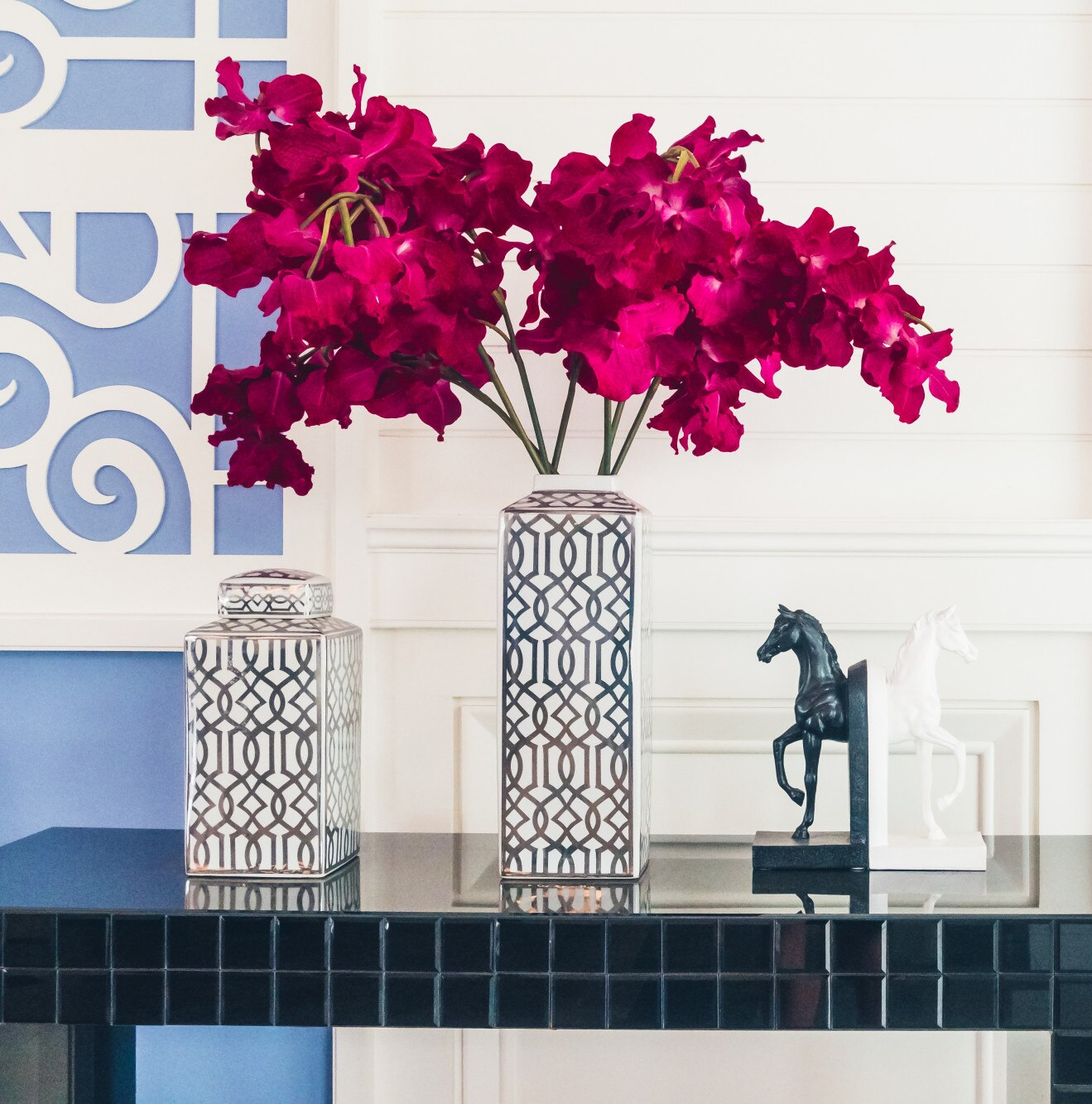 Learn how to read boutique hotel reviews and photos like a pro! Our guide reveals what to look for, how to spot hidden flaws, and how to choose hotels that truly deliver the boutique vibe.