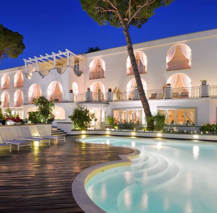 Our Sunday Wishlist of Italian small boutique hotels swaps hype for hush. Trade Como for Maggiore’s villas, drift to Salina for whitewashed calm, pause in Panarea above the bay, then sleep by a Blue Flag shore in Acciaroli. We name Rivalago, Aminta, Principe di Salina, Quartara and La Pineta, with when-to-go notes and a gentle booking strategy.